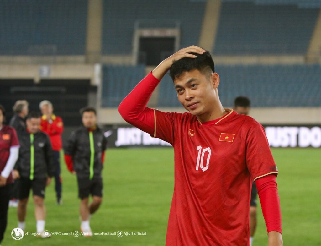 Tiền vệ Nguyễn Đức Chiến mặc áo thi đấu số 10 