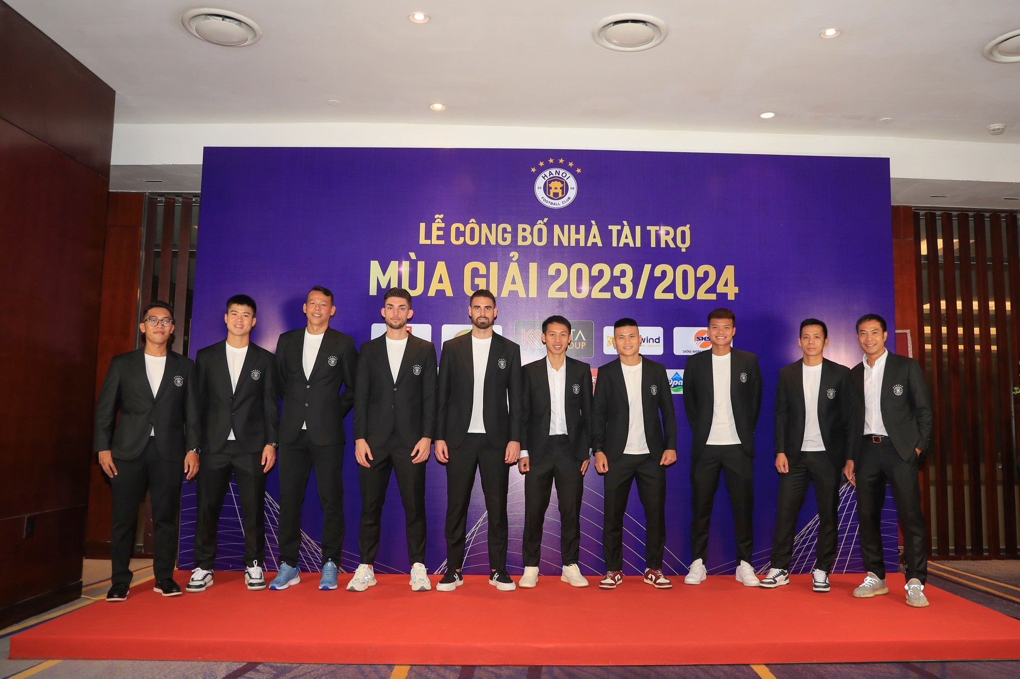 Các cầu thủ Hà Nội FC trong buổi lễ xuất quân