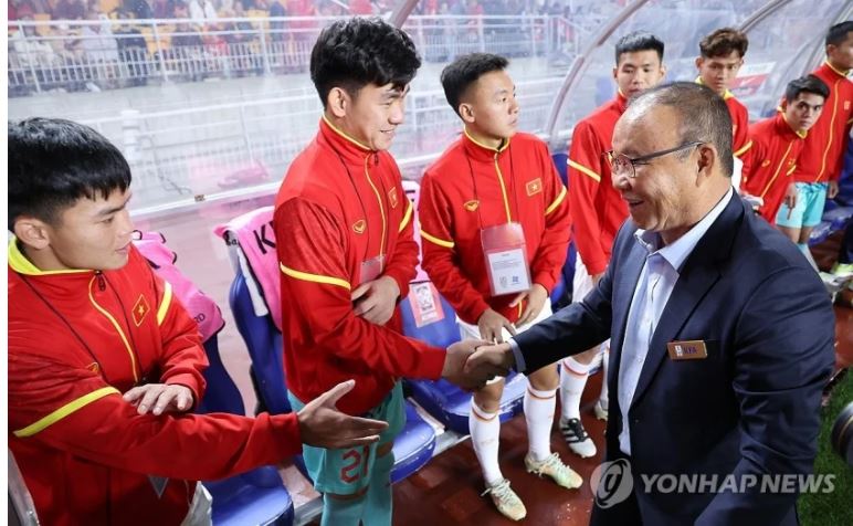 HLV Park Hang Seo bắt tay cầu thủ ĐT Việt Nam ở trận giao hữu Hàn Quốc