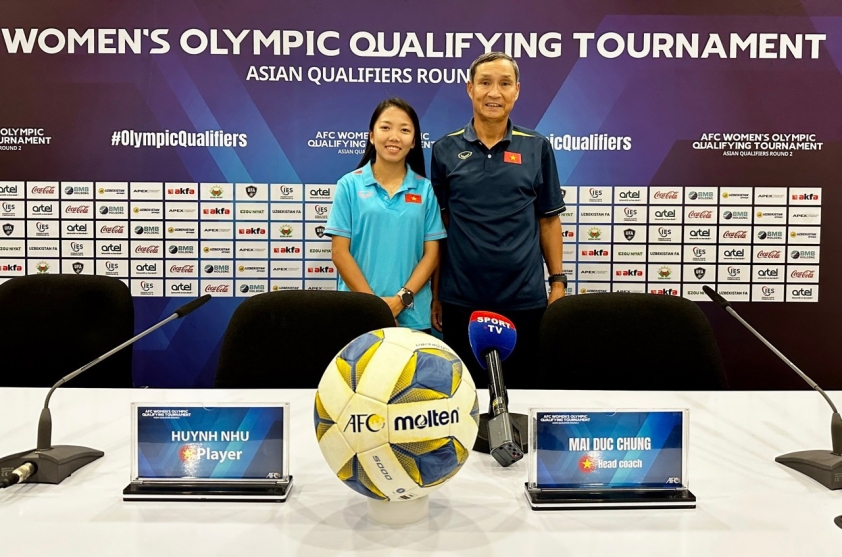 HLV Mai Đức Chung cùng Huỳnh Như dự họp báo trước Vòng loại Olympic