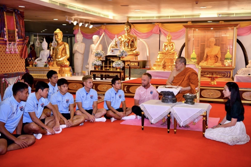Toàn đội Thái Lan bày tỏ lòng thành kính đến sư trụ trì