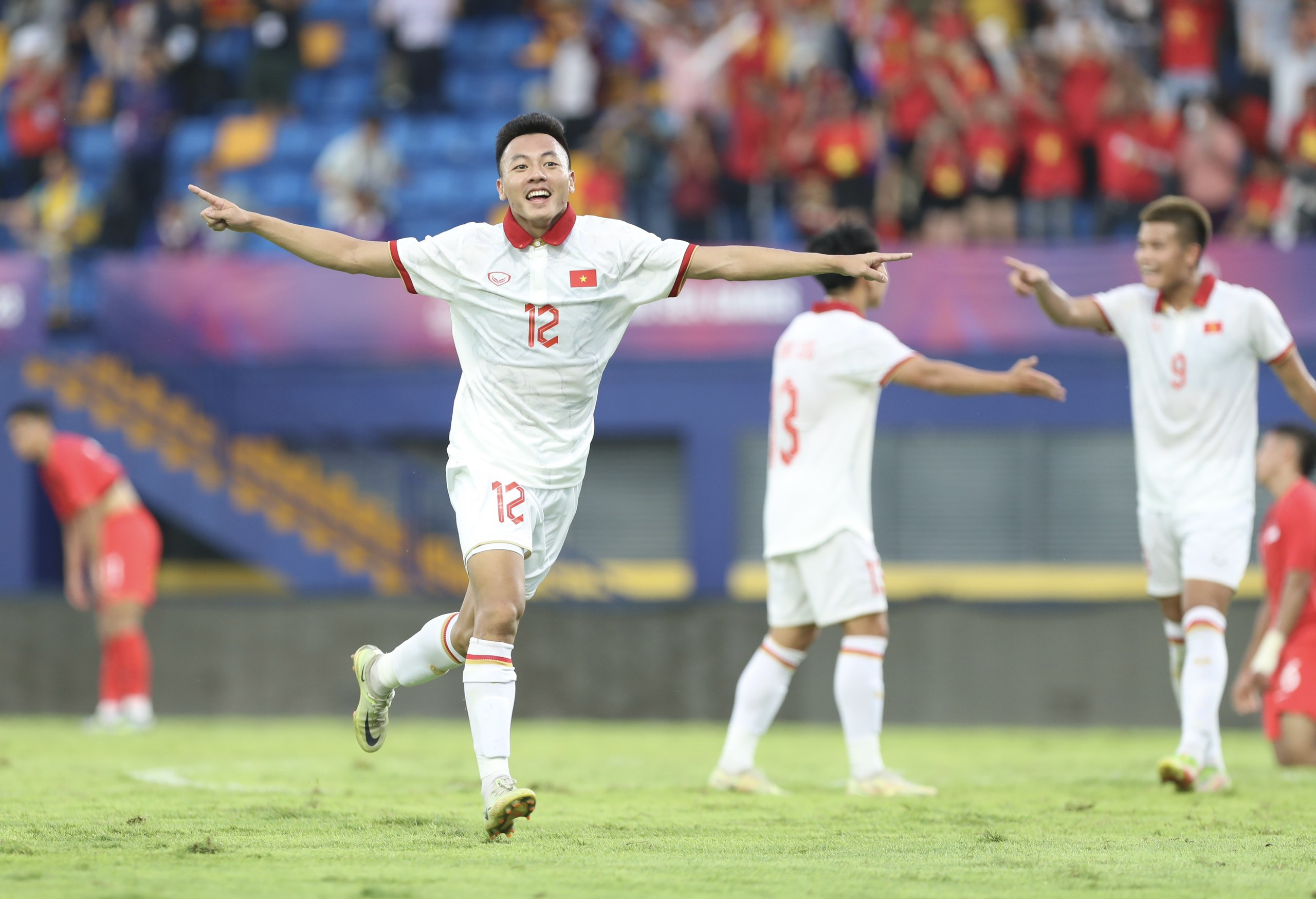Nguyễn Thái Sơn đã chơi cực hay trong trận gặp Singapore