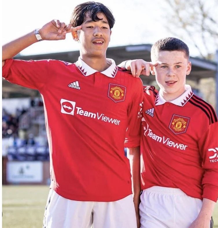 Jariyah cùng con trai của Rooney ở đội trẻ MU