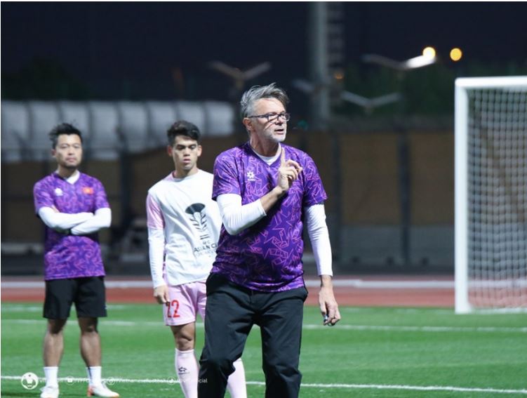 HLV Troussier họp toàn đội ĐT Việt Nam trước trận gặp Indonesia