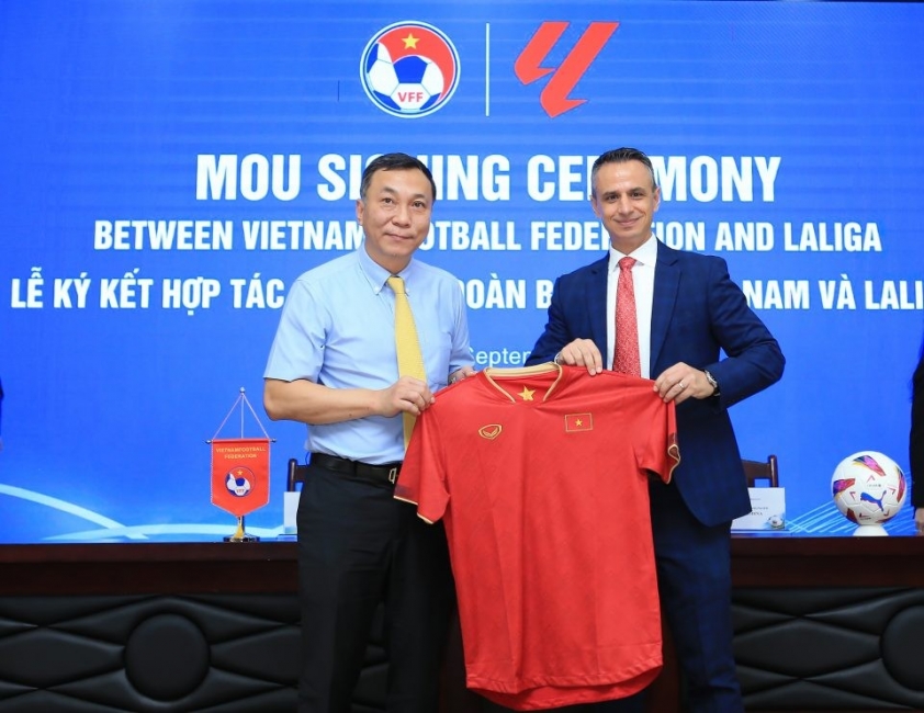 Chủ tịch VFF Trần Quốc Tuấn và đại diện La Liga trao áo lưu niệm tại lễ ký kết