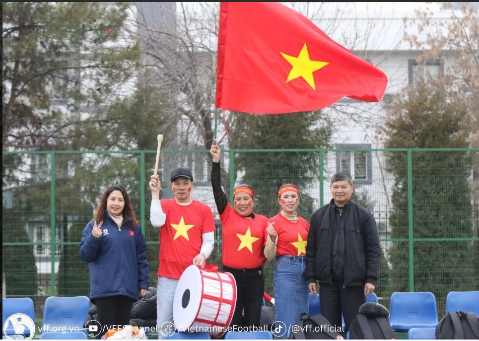 Các CĐV Việt Nam tại Uzbekistan cổ vũ nhiệt tình thầy trò HLV Akira