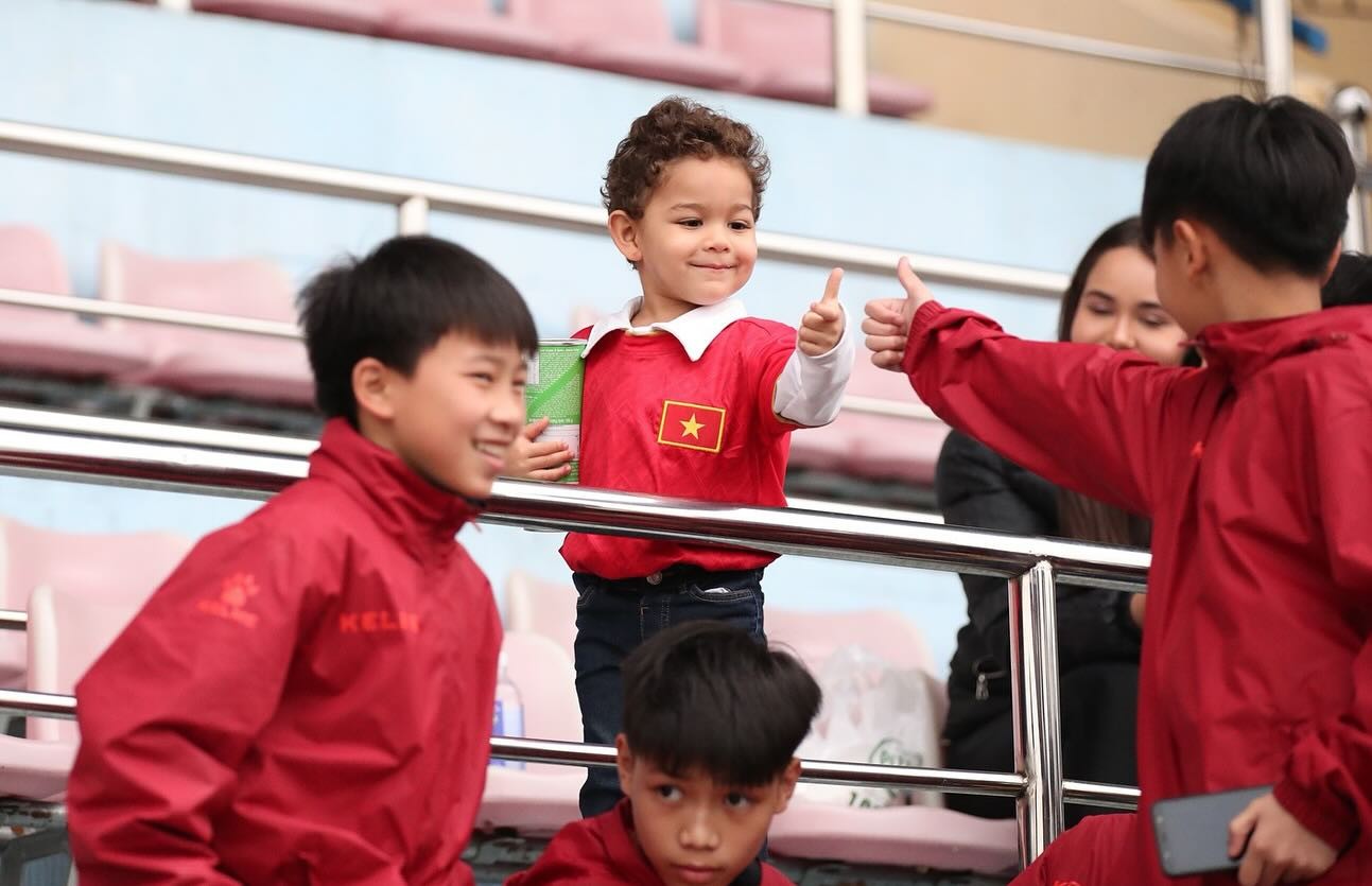 Nhóc tỳ nhà Rafaelson đáng yêu trong màu áo ĐT Việt Nam