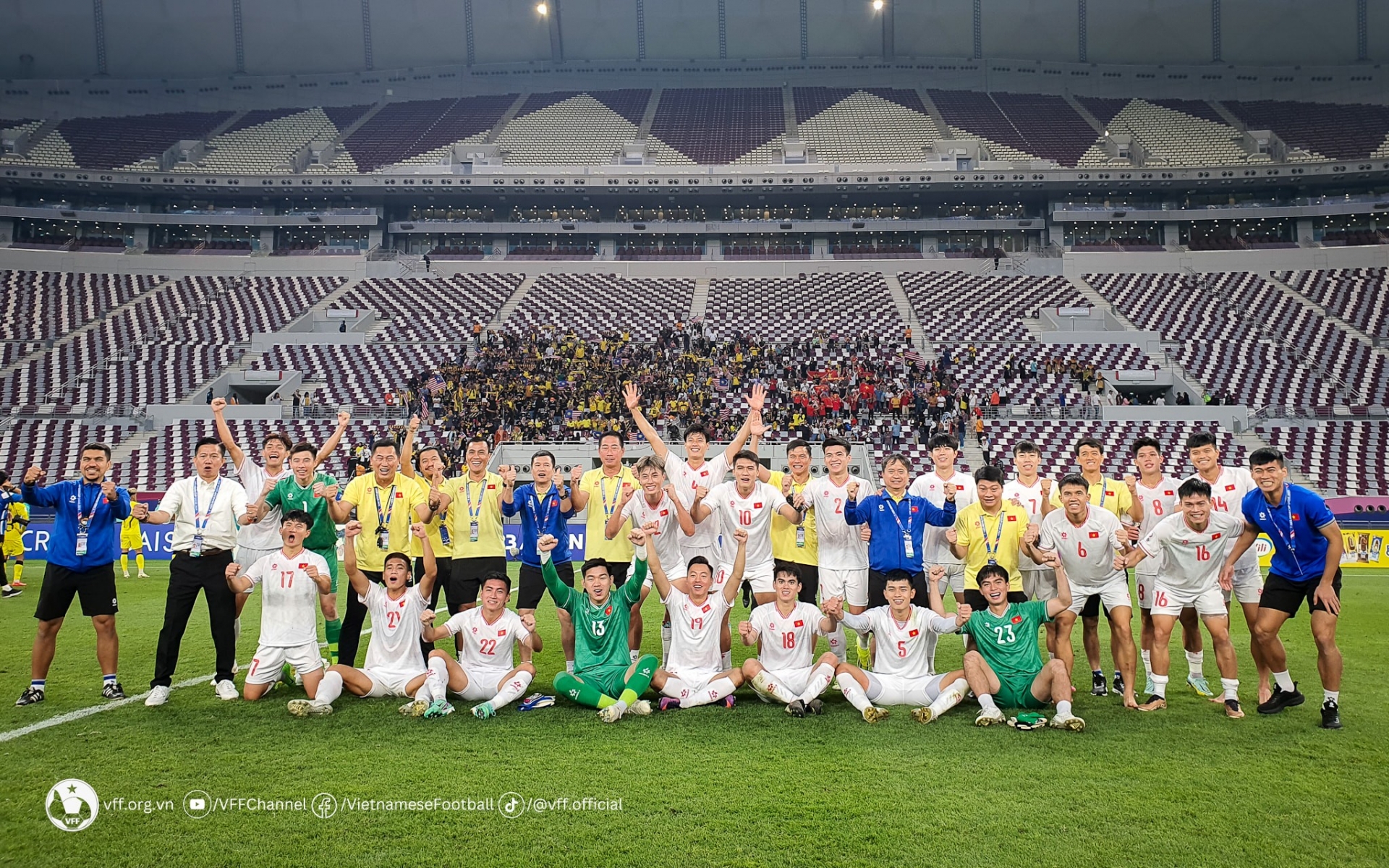 Tập thể BHL cùng cầu thủ U23 Việt Nam chụp ảnh sau trận thắng Malaysia