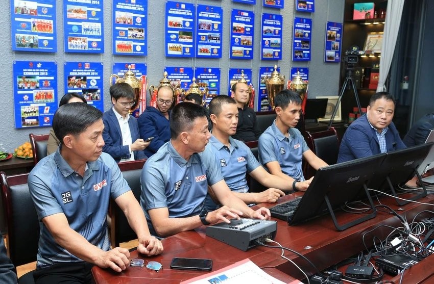 Trưởng ban trọng tài VFF Đặng Thanh Hạ cùng các trọng tài làm quen công nghệ VAR