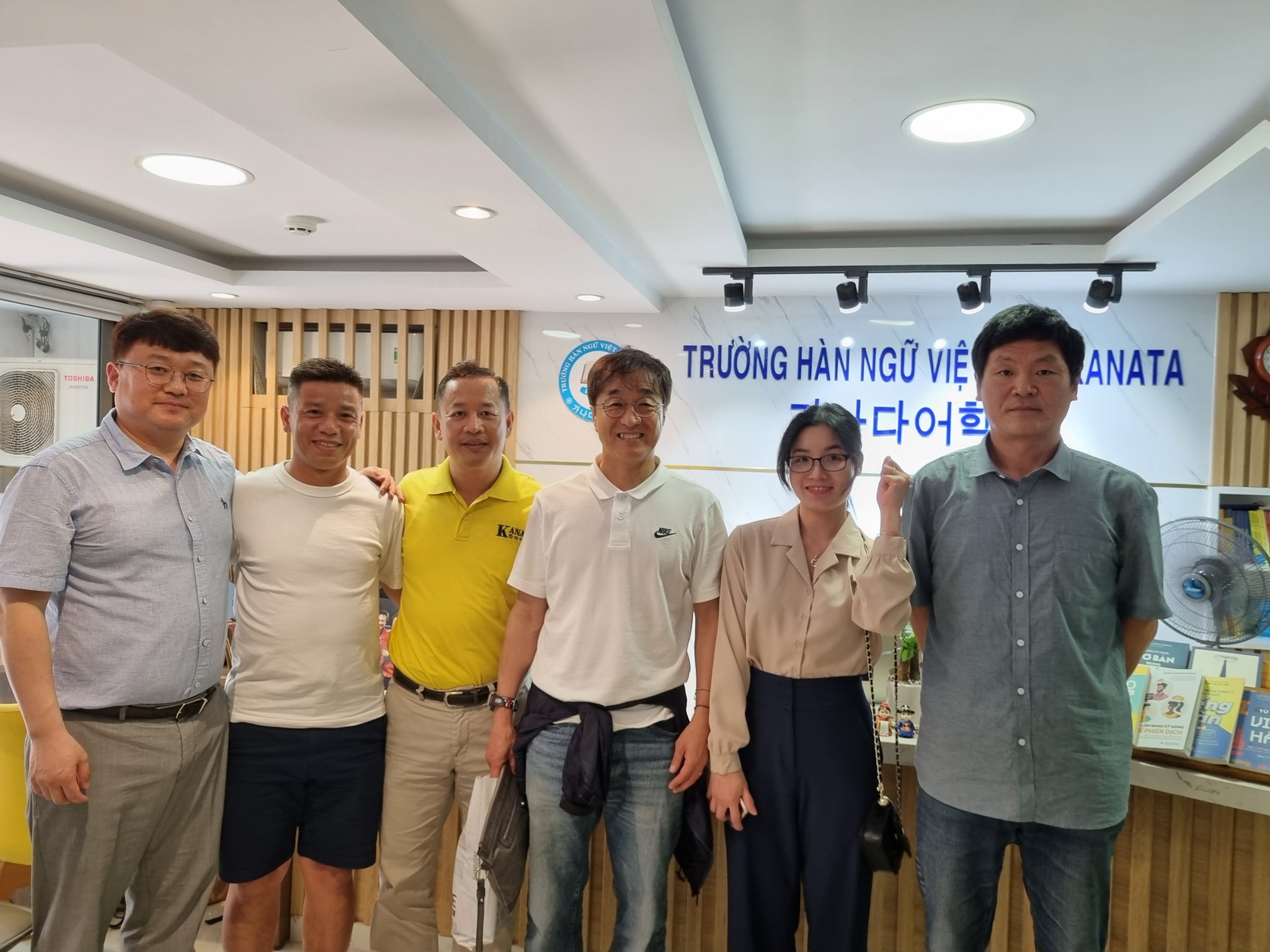 Cựu trợ lý ngôn ngữ cho HLV Park Hang Seo - ông Lê Huy Khoa chia sẻ trợ lý Lee Yong Jin vừa có chuyến du lịch sang Việt Nam